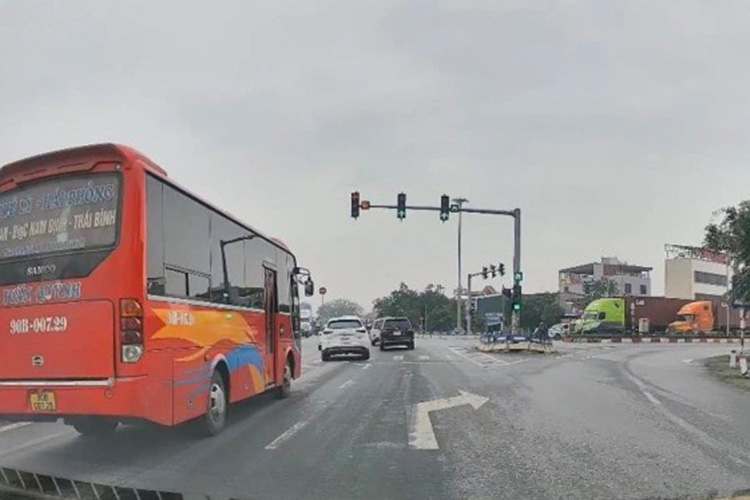 Vạch kẻ đường khiến tài xế hoang mang 'đi hay dừng'